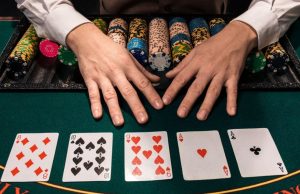 How do online lottery draw pools accumulate between consecutive rounds?