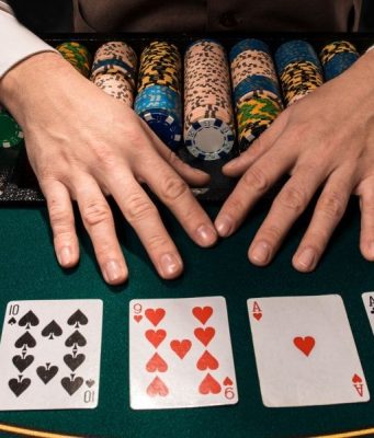 How do online lottery draw pools accumulate between consecutive rounds?